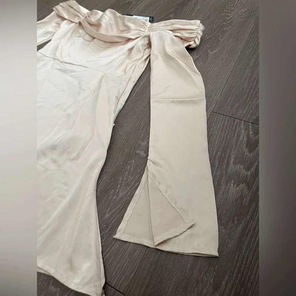 PrettyLittleThing Champagne satin pleat detail Berteau flared sleeve shift dress - Picture 5 of 11